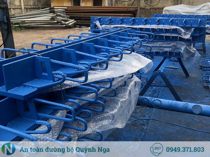 Thiết bị an toàn giao thông (Khe co giãn) Thiết bị an toàn giao thông (Khe co giãn)